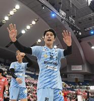 　試合後、スタンドのファンに手を振るサントリー・高橋塁（撮影・西田忠信）