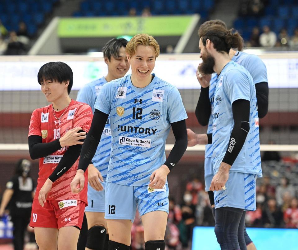 　ストレート勝利し、笑顔を見せるサントリー・高橋藍（中央）＝撮影・西田忠信