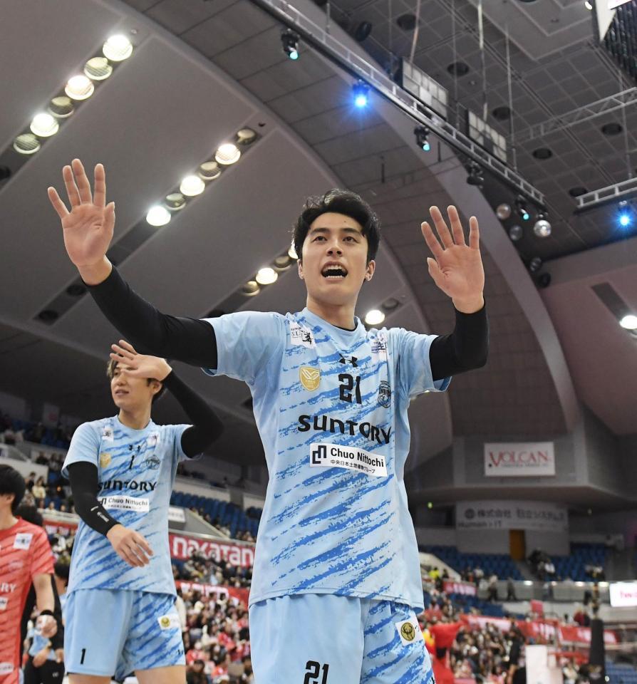 　試合後、スタンドのファンに手を振るサントリー・高橋塁（撮影・西田忠信）