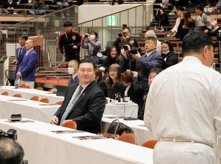 元横綱の白鵬氏が退職後初めて両国国技館来訪「久しぶりで新鮮。相撲の仕事で来て良かった」