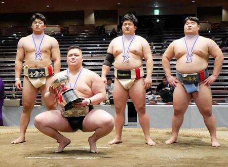 　アマチュア横綱に輝いた鮫島輝（前列）と（後列左から）２位の大森康弘、３位の三輪隼斗とバットヤッグ・バヤルボルド