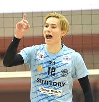 　第１セット、声をかけるサントリー・高橋藍（撮影・西田忠信）