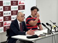 　会見する京産大・広瀬佳司監督と伊藤森心主将