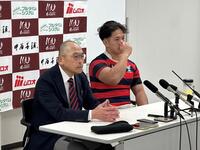 　会見する京産大・広瀬佳司監督と伊藤森心主将