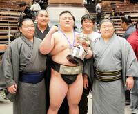 埼玉栄高の同期で大相撲入りした碇潟（前列右）らと記念撮影を行う鮫島輝（同中央）