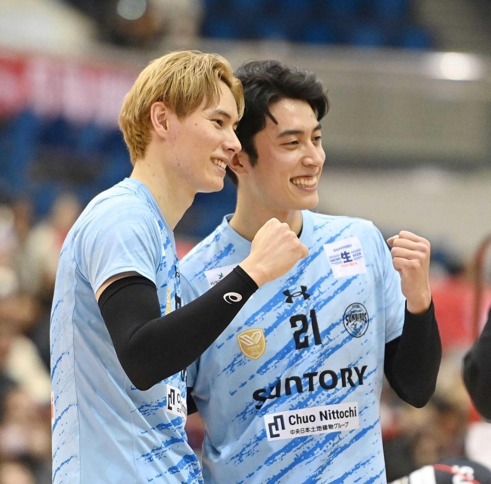 　笑顔でポーズをとる高橋藍（左）と塁
