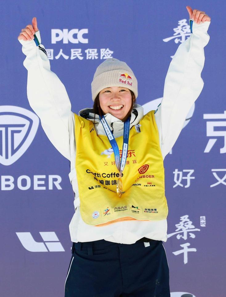 　ビッグエア女子開幕戦で優勝し、喜ぶ深田茉莉（ゲッティ＝共同）