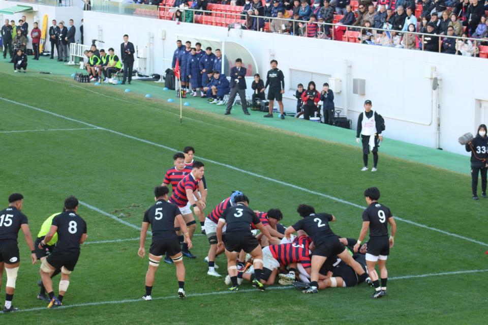 　後半、黒のジャージーの天理大は自陣深くまで京産大に攻め込まれるも必死の守備で得点を許さず