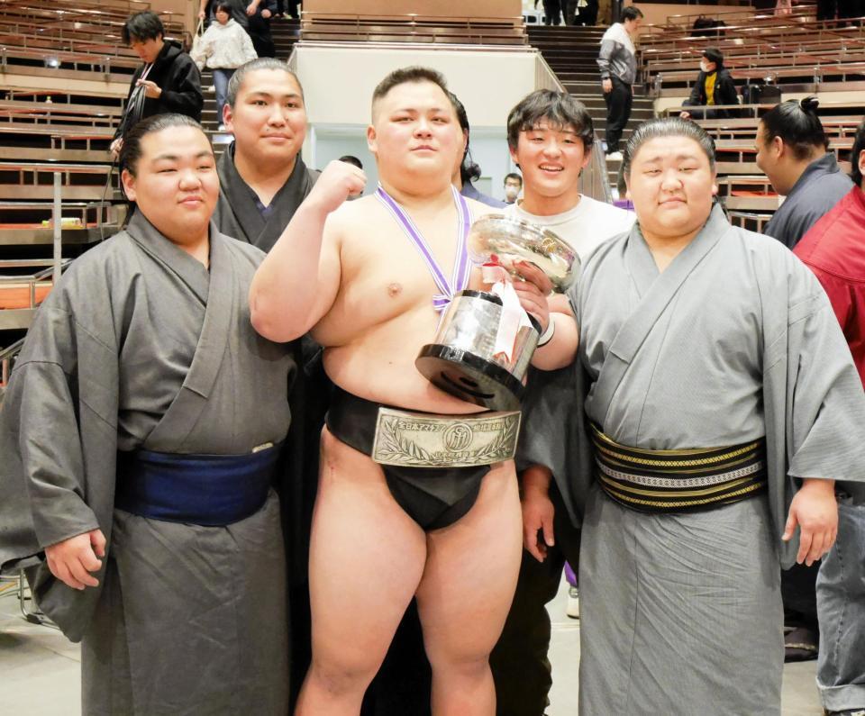 埼玉栄高の同期で大相撲入りした碇潟（前列右）らと記念撮影を行う鮫島輝（同中央）