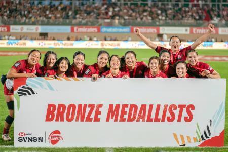　ラグビー７人制の国際大会で３位に入り、喜ぶ女子日本代表＝ドバイ（（Ｃ）ＪＲＦＵ）