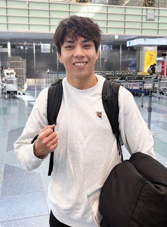 　出発前、取材に応じるスノーボード男子の平野流佳＝１日、羽田空港