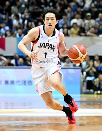 　バスケットボール男子Ｗ杯アジア１次予選の台湾戦で、ドリブルする斎藤＝新北（ゲッティ＝共同）