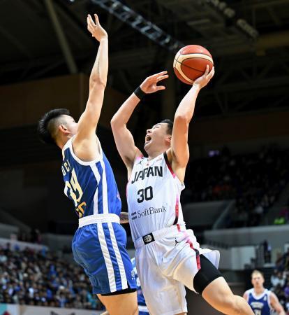 　バスケットボール男子Ｗ杯アジア１次予選の台湾戦で、攻め込む富永（右）＝新北（ゲッティ＝共同）