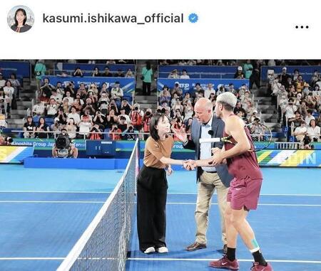 　試合前にアルカラス（右）と握手。石川佳純さんのインスタグラム＠ｋａｓｕｍｉ．ｉｓｈｉｋａｗａ＿ｏｆｆｉｃｉａｌ（９月３０日付）より