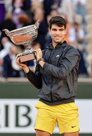 　全仏テニスの男子シングルスで優勝したカルロス・アルカラス＝２４年６月、パリ（共同）