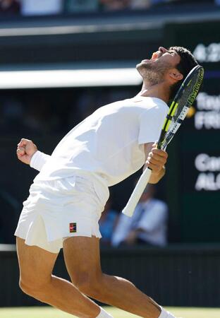 　ウィンブルドンの男子シングルスで決勝進出を決め、雄たけびを上げるカルロス・アルカラス＝７月１１日（共同）