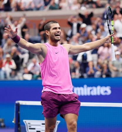 　全米テニスの男子シングルス決勝でヤニク・シナーを破り優勝したカルロス・アルカラス＝９月７日、ニューヨーク（ゲッティ＝共同）