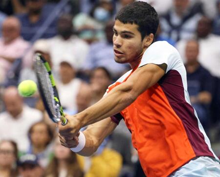 　全米ＯＰの男子シングルス決勝でプレーするカルロス・アルカラス＝２２年９月（共同）