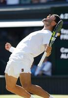 　ウィンブルドンの男子シングルスで決勝進出を決め、雄たけびを上げるカルロス・アルカラス＝７月１１日（共同）