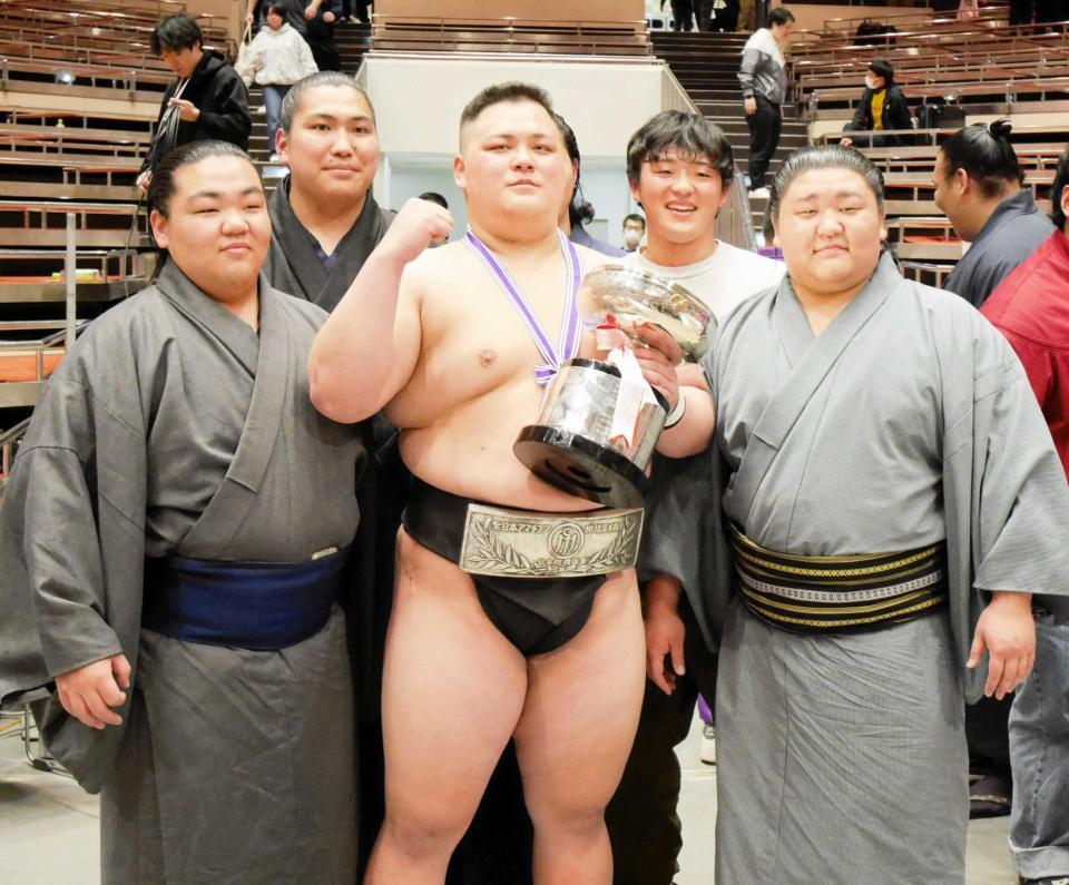 　埼玉栄高の同期で大相撲入りした碇潟（前列右）らと記念撮影を行う鮫島輝（同中央）