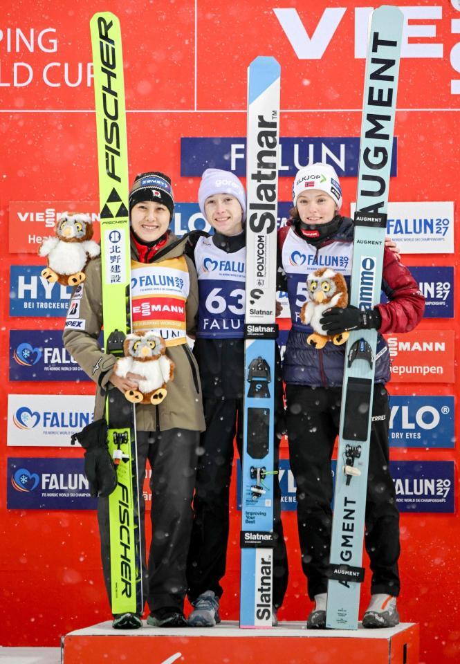 　Ｗ杯ジャンプ女子個人第４戦で２位となり、表彰台で優勝したニカ・プレブツ（中央）らと笑顔の丸山希（左）＝共同