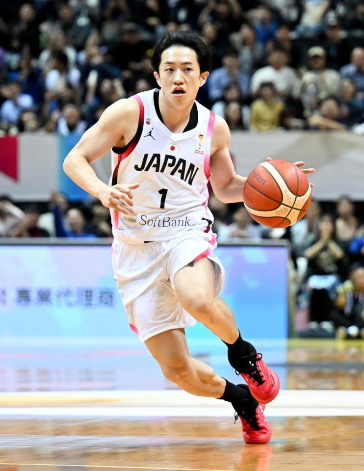 　バスケットボール男子Ｗ杯アジア１次予選の台湾戦で、ドリブルする斎藤＝新北（ゲッティ＝共同）