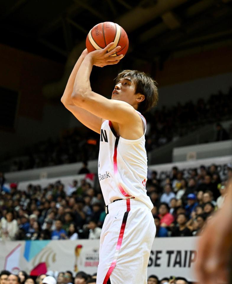 　バスケットボール男子Ｗ杯アジア１次予選の台湾戦で、シュートを放つ西田＝新北（ゲッティ＝共同）