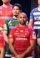 　ラグビーのＮＴＴリーグワン開幕に向けた記者会見に出席したＢＬ東京のリーチ（手前）とトヨタの姫野