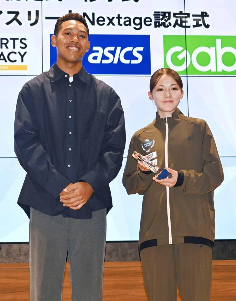 　「ダイヤモンドアスリート」に認定されたドルーリー朱瑛里。左はプレゼンターとして出席したサニブラウン・ハキーム