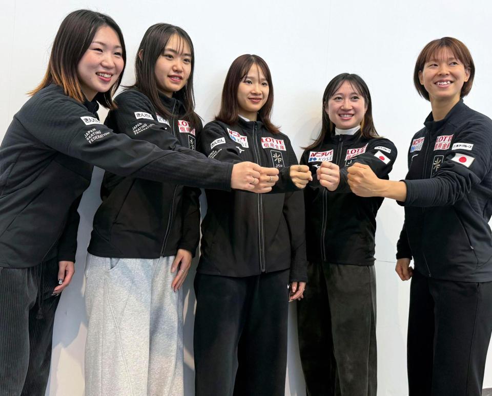 　帰国し、写真撮影に応じる中島未莉（中央）らスピードスケート・ショートトラックの日本勢