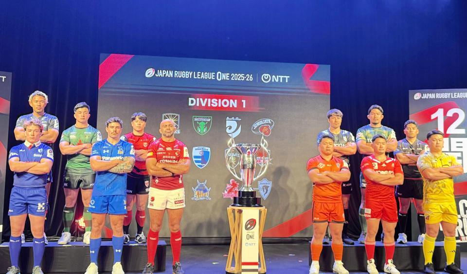 　リーグワン開幕前会見に出席したリーチ・マイケル（前列左から３人目）ら各チーム選手