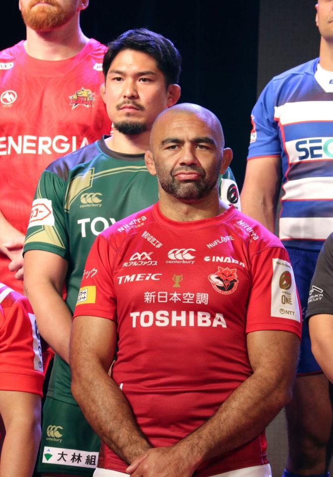 　ラグビーのＮＴＴリーグワン開幕に向けた記者会見に出席したＢＬ東京のリーチ（手前）とトヨタの姫野