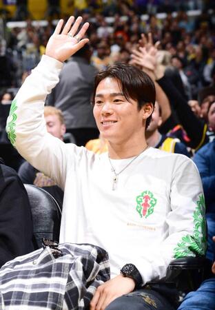 　レーカーズ戦を観戦する山本（ＮＢＡＥ・ゲッティ＝共同）