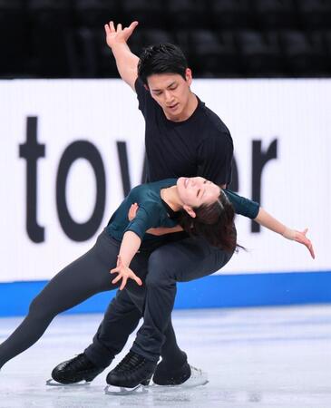 　公式練習で調整する三浦璃来（左）、木原龍一組