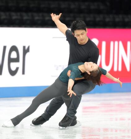 練習する三浦璃来＆木原龍一組＝ＩＧアリーナ（撮影・吉澤敬太）