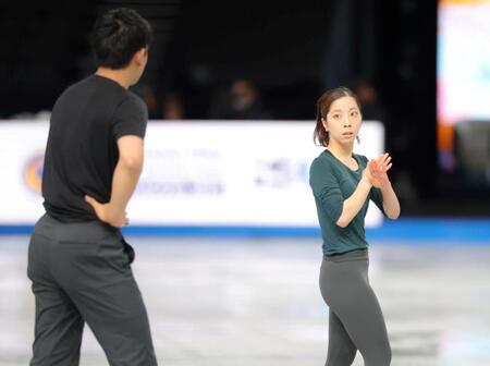 　練習中、×印を作る三浦璃来（右）と木原龍一（撮影・吉澤敬太）