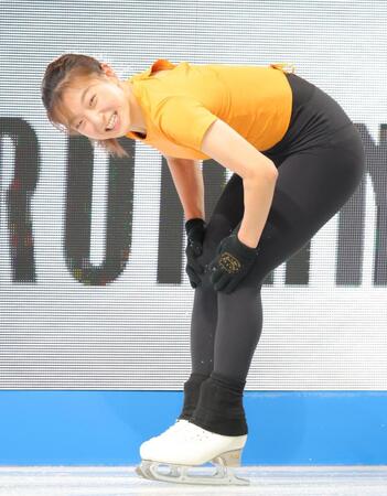 　膝で滑った後に、あまりの痛さに苦笑いする坂本花織（撮影・吉澤敬太）