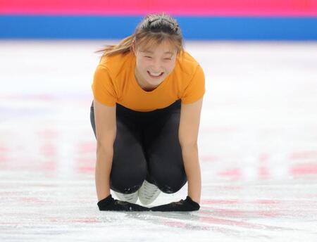 　膝で滑った直後、あまりの痛さに苦笑いする坂本花織（撮影・吉澤敬太）