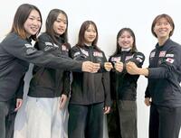 　帰国した中島未莉（中央）らスピードスケート・ショートトラックの日本勢