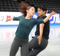 　軽やかな動きを見せる三浦璃来＆木原龍一組（撮影・吉澤敬太）