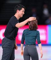 　公式練習で三浦璃来（右）の頭にポンと手をやる木原龍一