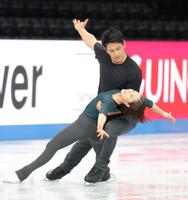 練習する三浦璃来＆木原龍一組＝ＩＧアリーナ（撮影・吉澤敬太）