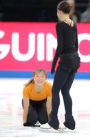 　膝で滑った直後、あまりの痛さに苦笑いする坂本花織。右は千葉百音（撮影・吉澤敬太）