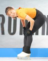 　膝で滑った後に、あまりの痛さに苦笑いする坂本花織（撮影・吉澤敬太）