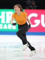 　膝で滑った直後、あまりの痛さに飛び跳ねる坂本花織（撮影・吉澤敬太）