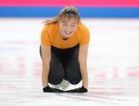 　膝で滑った直後、あまりの痛さに苦笑いする坂本花織（撮影・吉澤敬太）