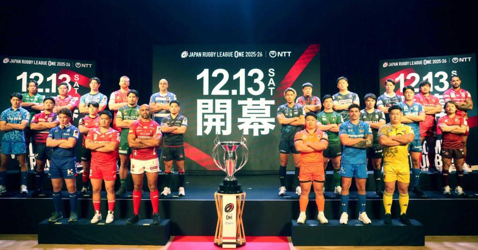 　開幕に向けポーズをとる各チームの選手