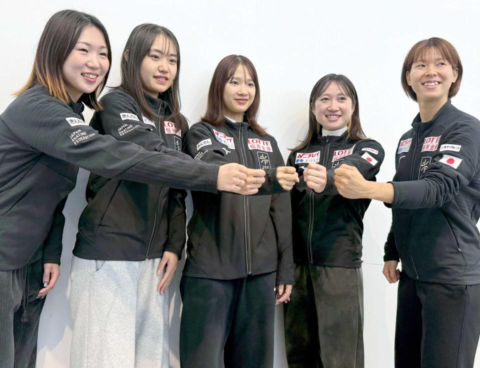 　帰国した中島未莉（中央）らスピードスケート・ショートトラックの日本勢