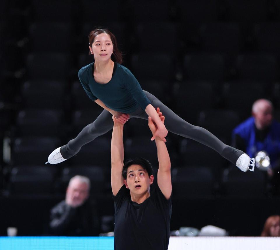 　公式練習で調整する三浦璃来（上）、木原龍一組