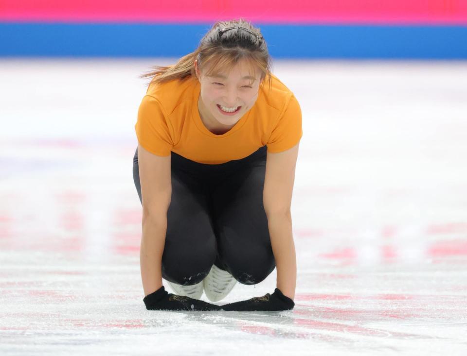　膝で滑った直後、あまりの痛さに苦笑いする坂本花織（撮影・吉澤敬太）